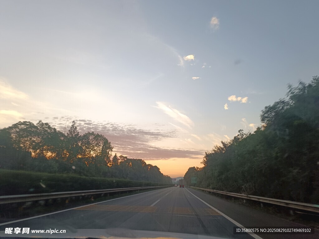 公路黄昏美景