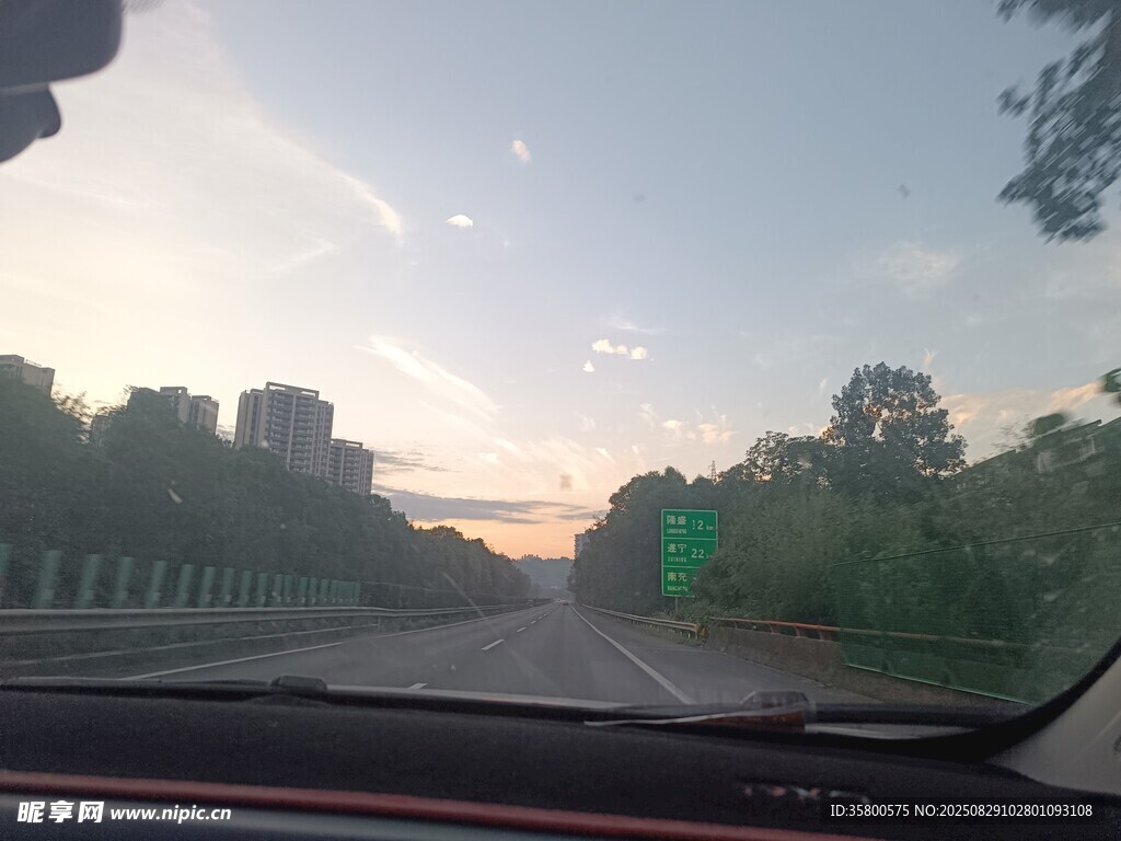 车内视角的黄昏道路风景