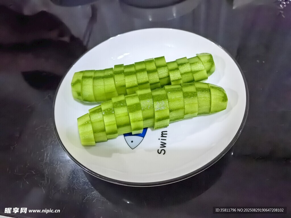 盘中翠绿黄瓜段