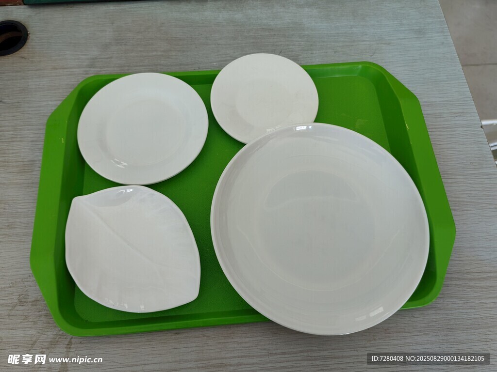 绿色托盘上的白色餐具