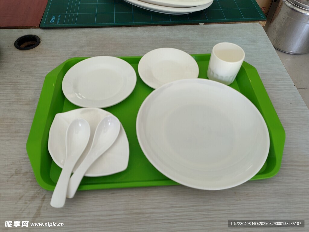 绿色托盘上的餐具组合