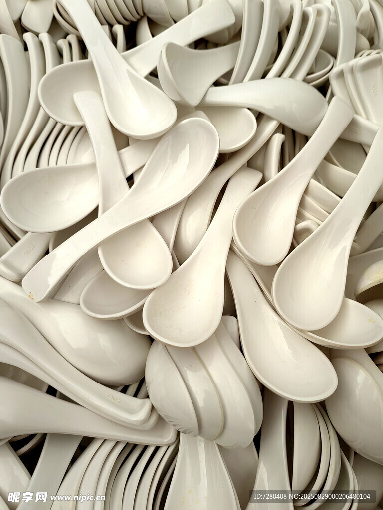 大量白色餐具堆叠