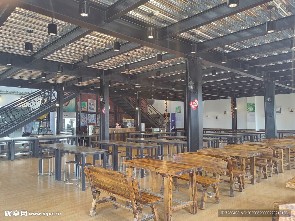 工业风宽敞餐厅室内场景