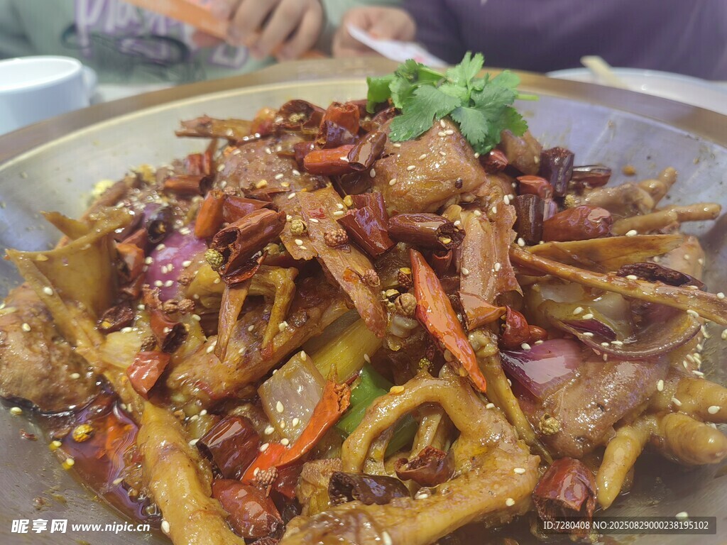 香辣美味干锅食材丰富
