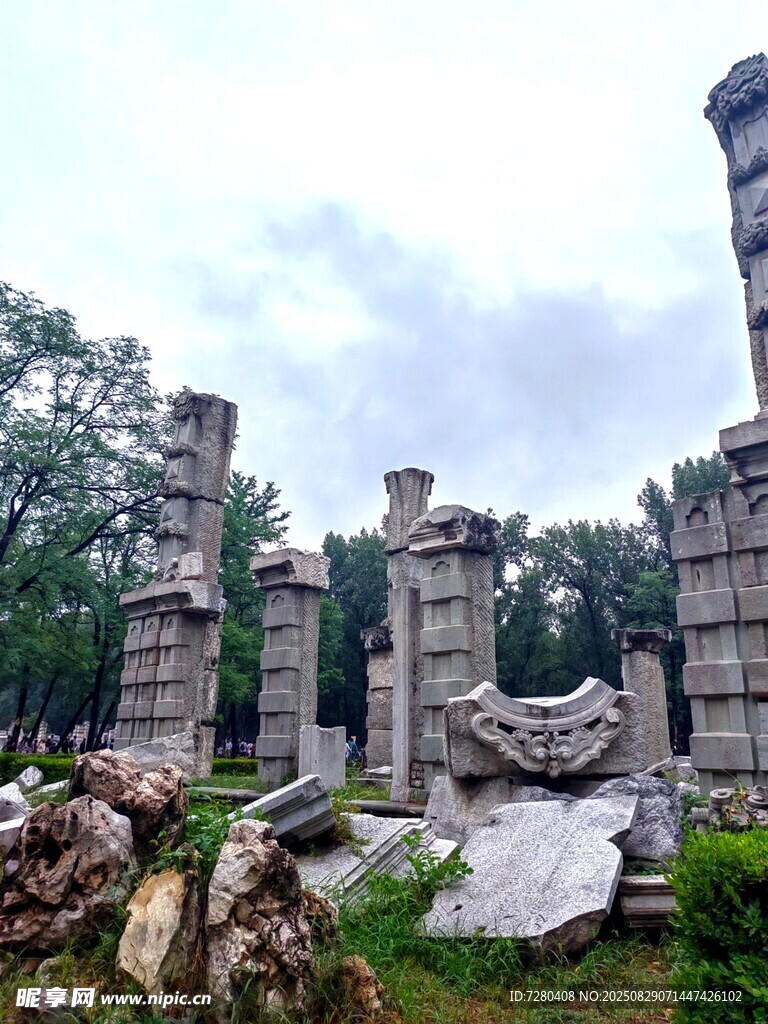古老石柱遗迹景观