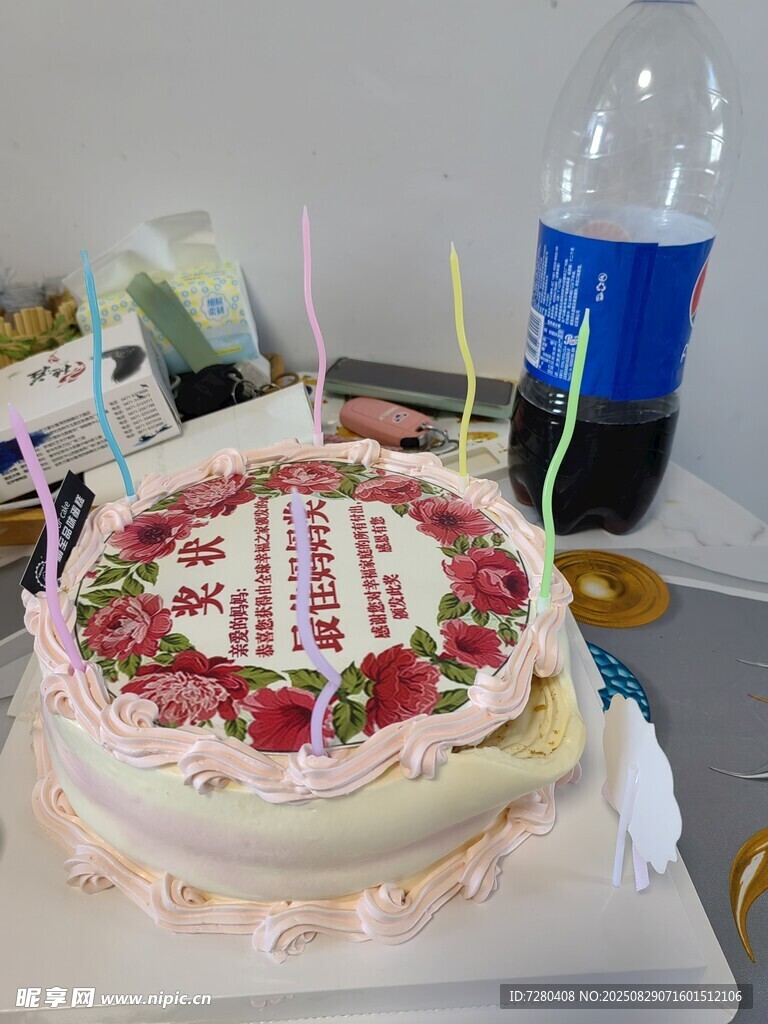 生日蛋糕配多彩蜡烛