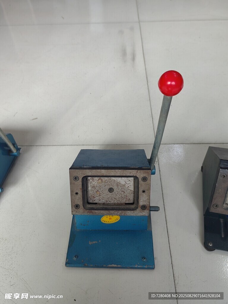手动操作的小型机械设备