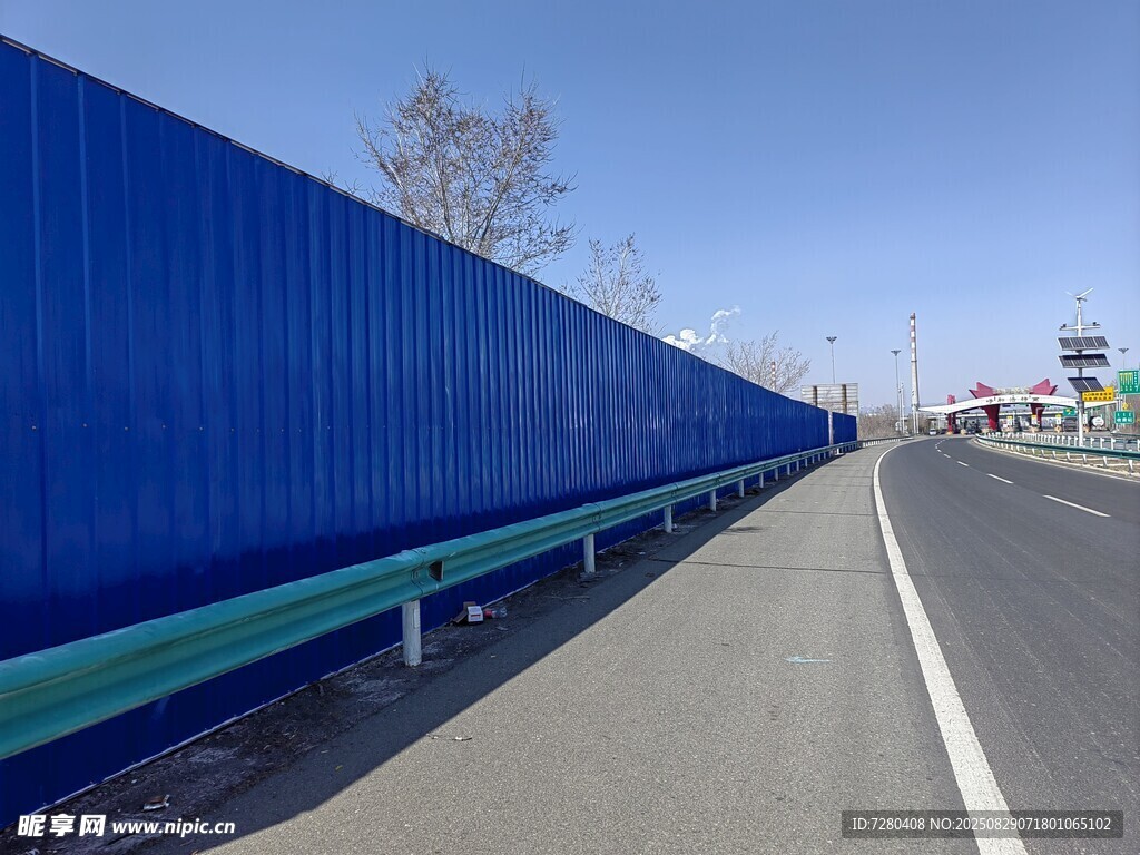 蓝色围挡旁的公路景象