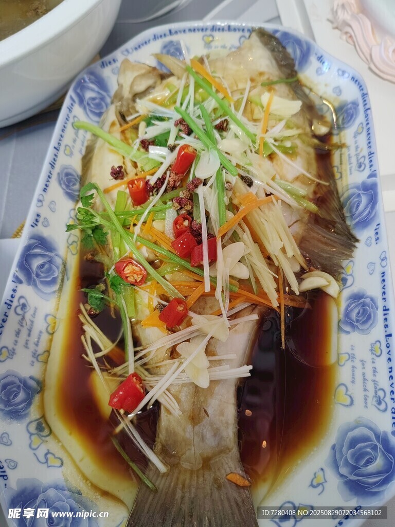 清蒸鱼鲜香诱人的美味