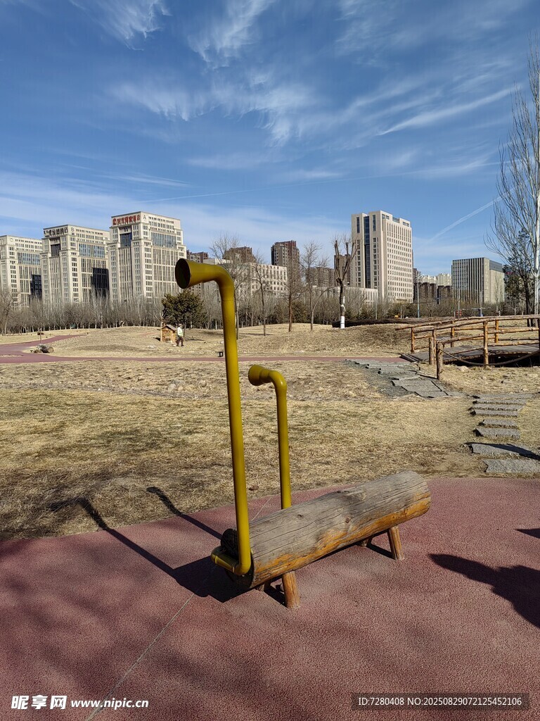 户外空旷处的黄色搬运车