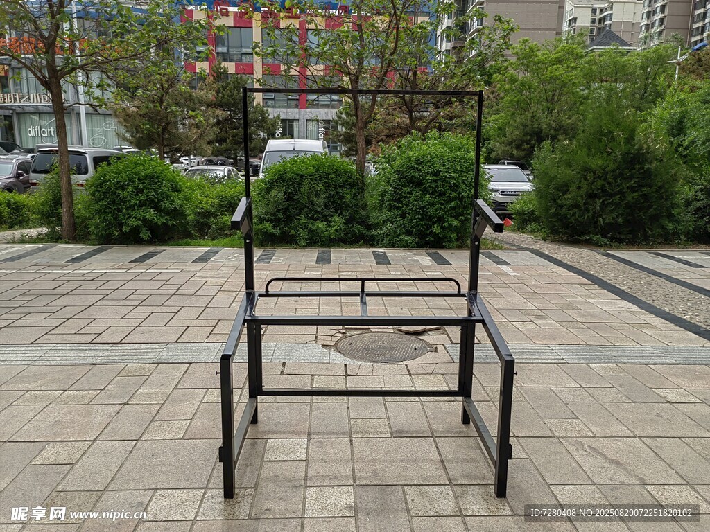户外健身器材放置于广场