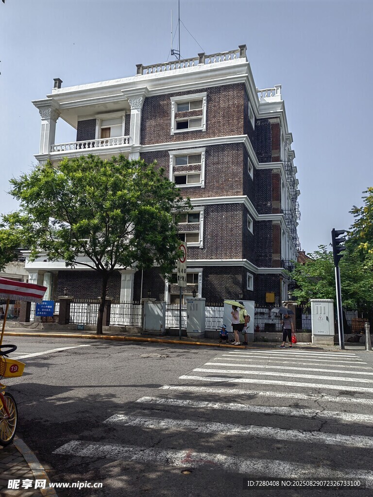 街边多层居民楼建筑