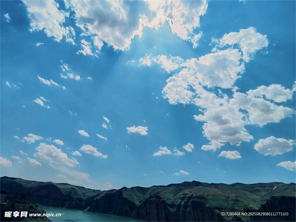 蓝天白云下的壮美山水景色