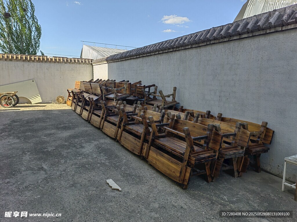 室外堆放的老旧木制家具