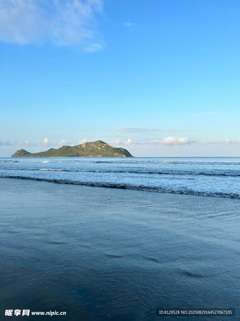 宁静海滩与远方岛屿风光