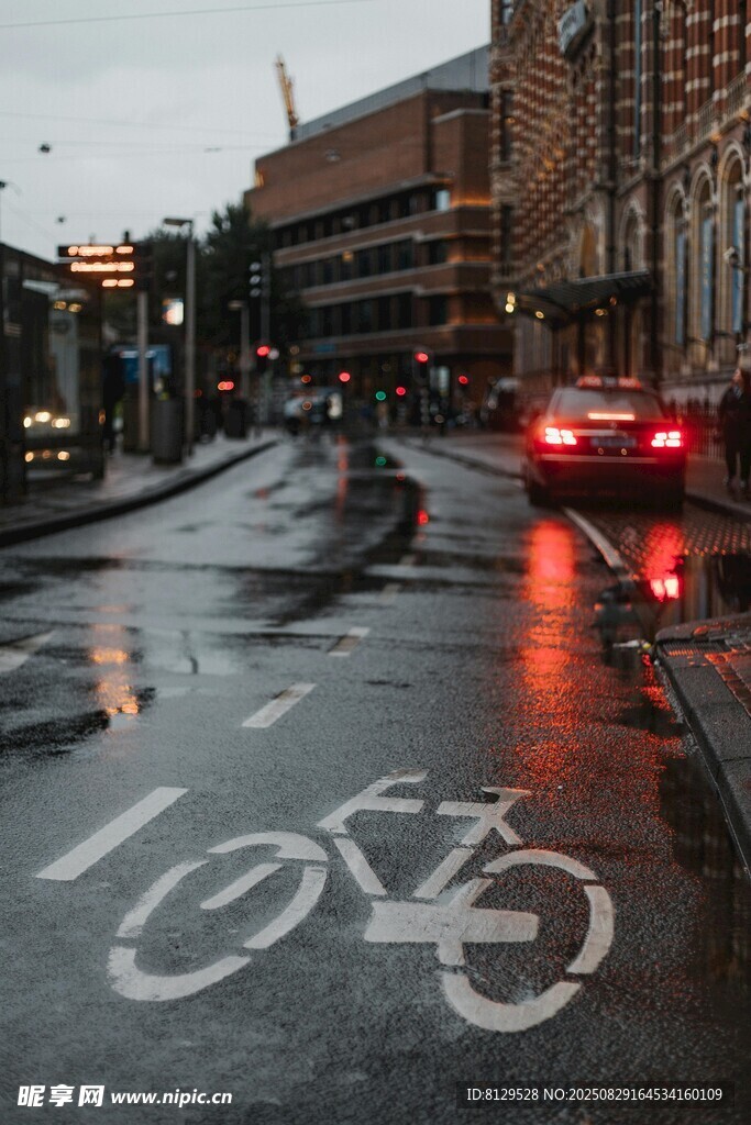 雨夜城市中的自行车专用道