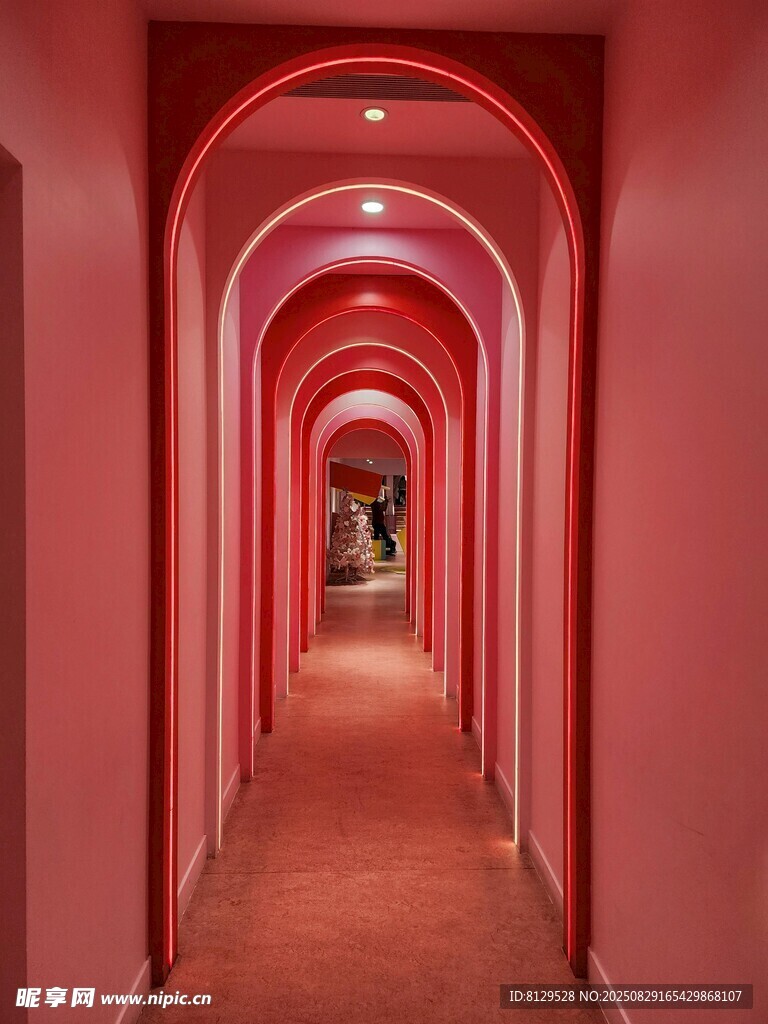 红色梦幻拱形走廊空间