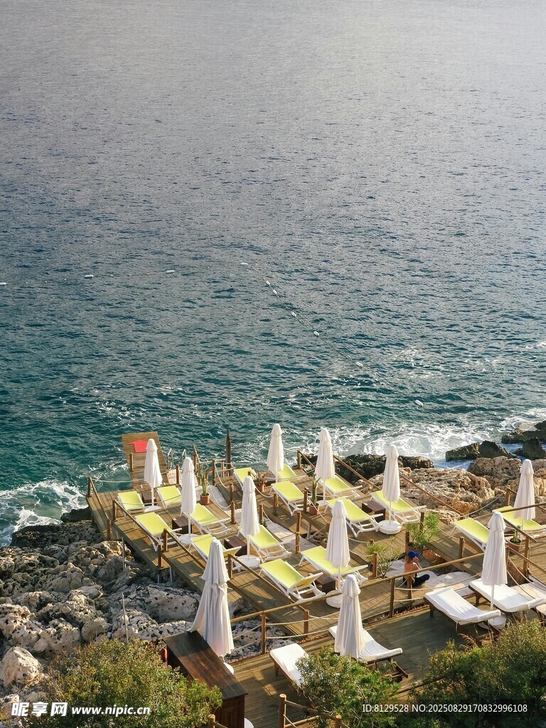 海边休闲区的遮阳伞座椅