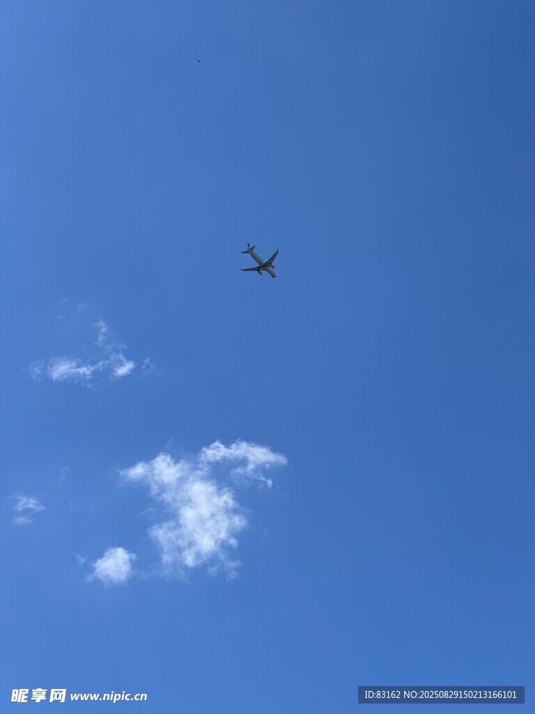 蓝天中翱翔的飞机