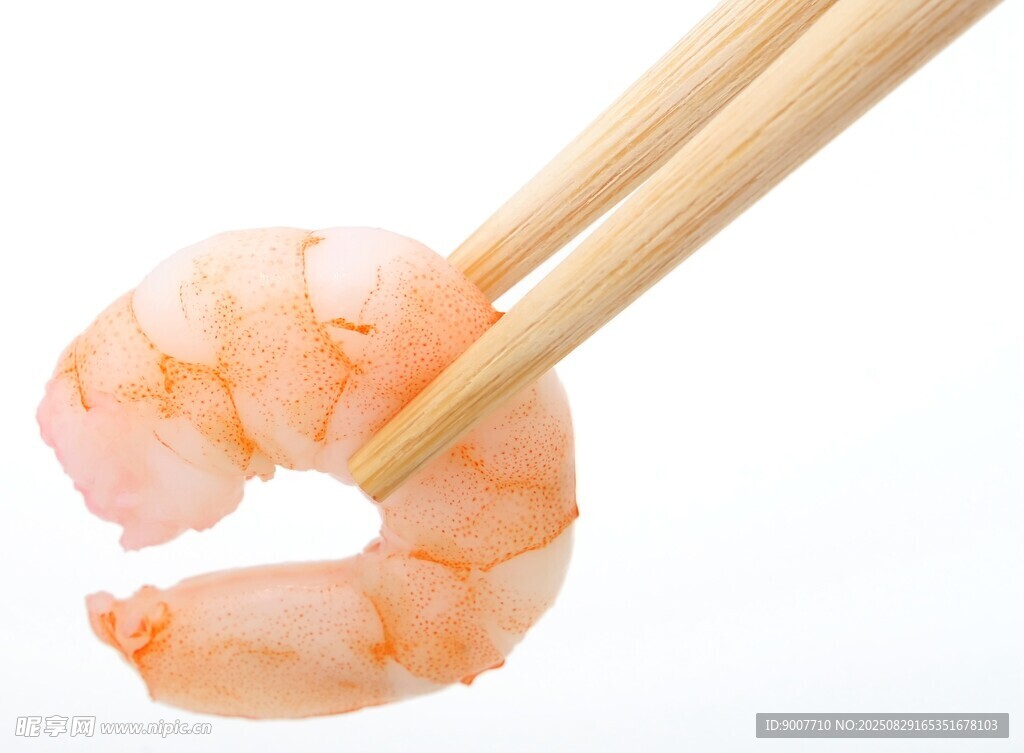 筷子夹着的鲜嫩虾仁