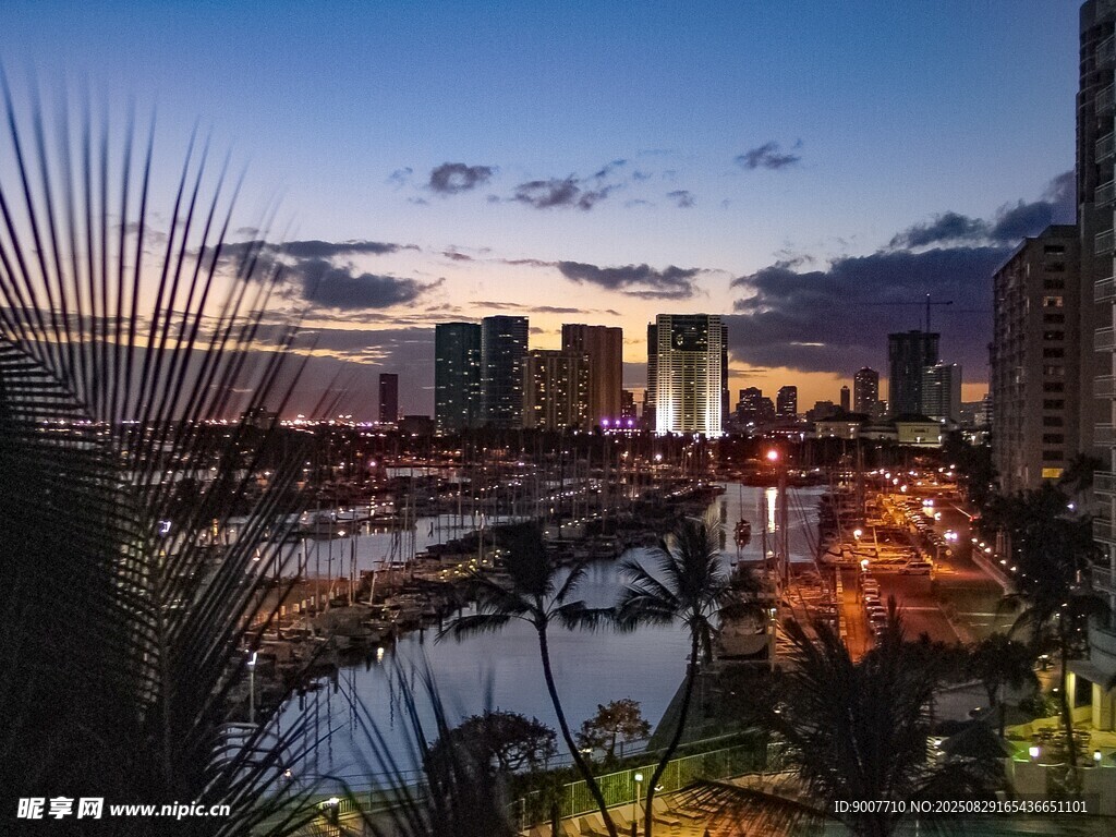 城市河畔黄昏美丽景致