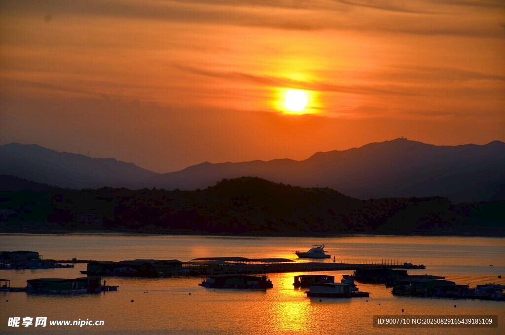 夕阳下的宁静水上风光