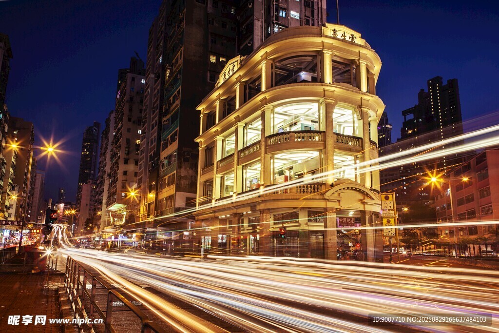 城市夜景中的繁华建筑