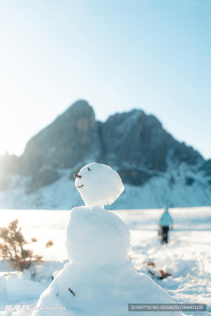 雪地上的雪人及远处山峦