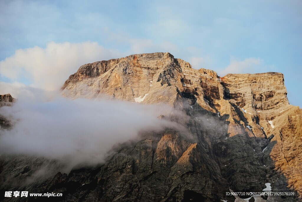 云雾缭绕的巍峨山峰