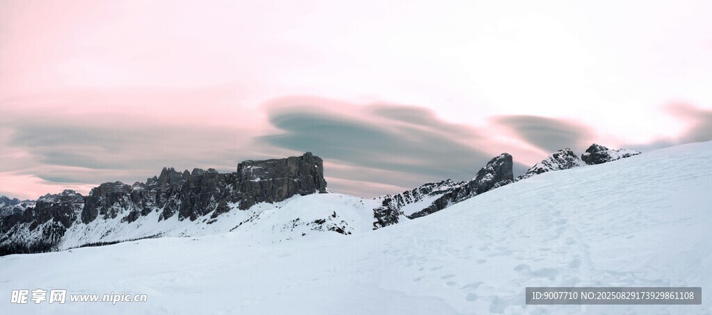 雪山美景 天际粉霞映雪