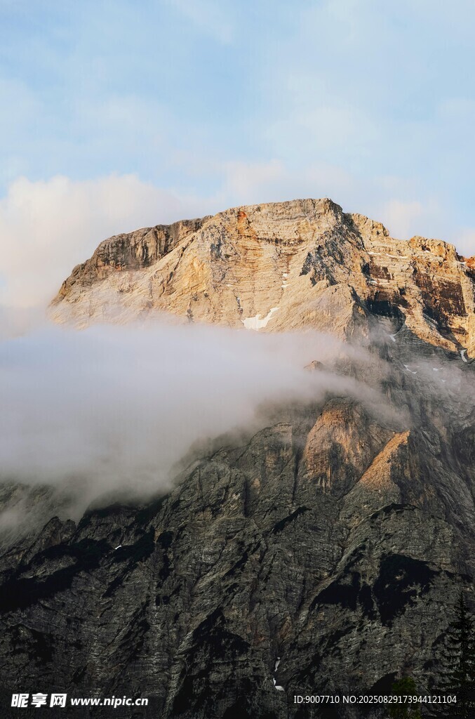 云雾缭绕的壮丽山峰