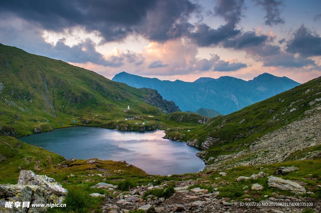 山间湖泊美景