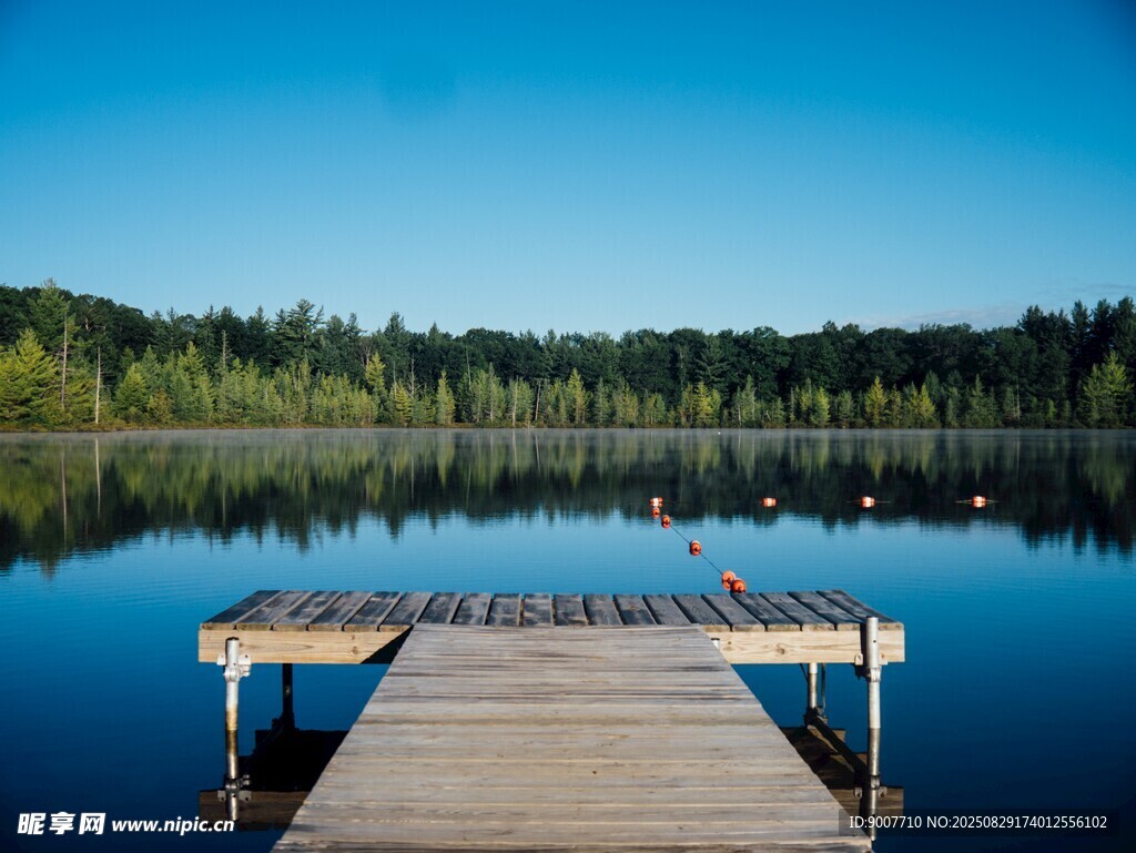 宁静湖畔木质栈桥美景