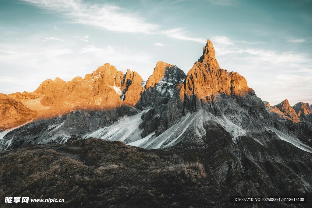 壮丽雪山日出美景