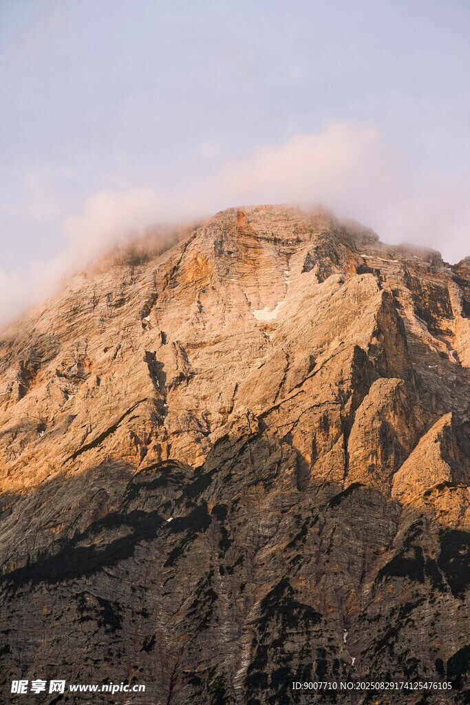 夕阳下的壮丽山峰