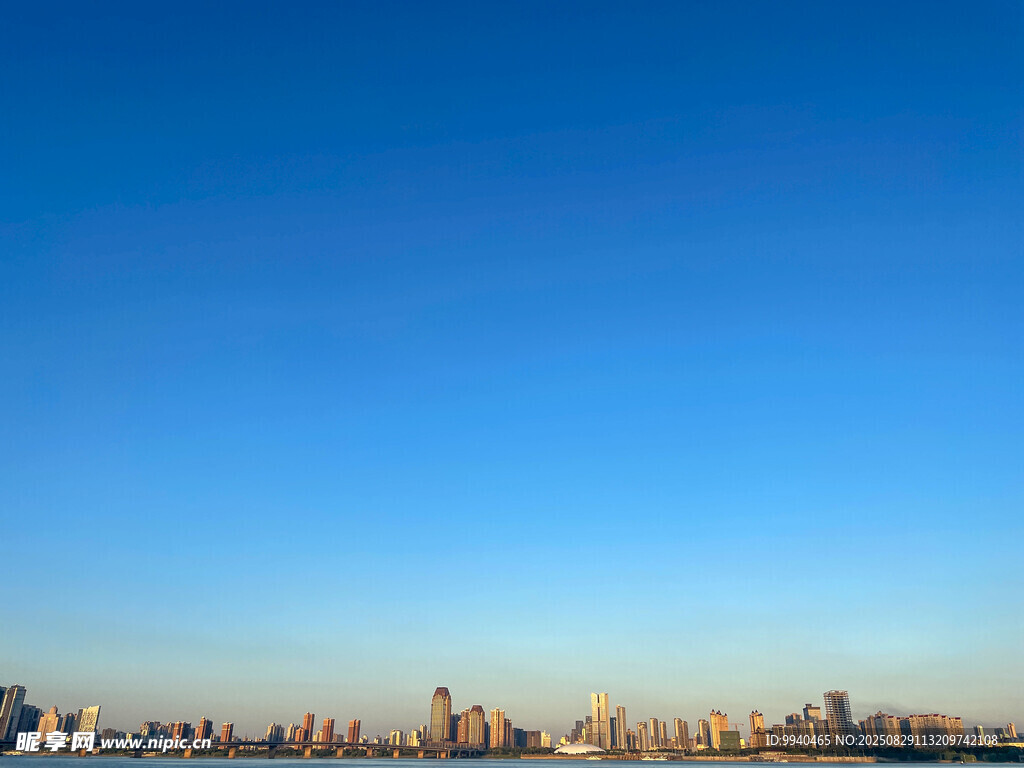 城市天际线与湛蓝天空