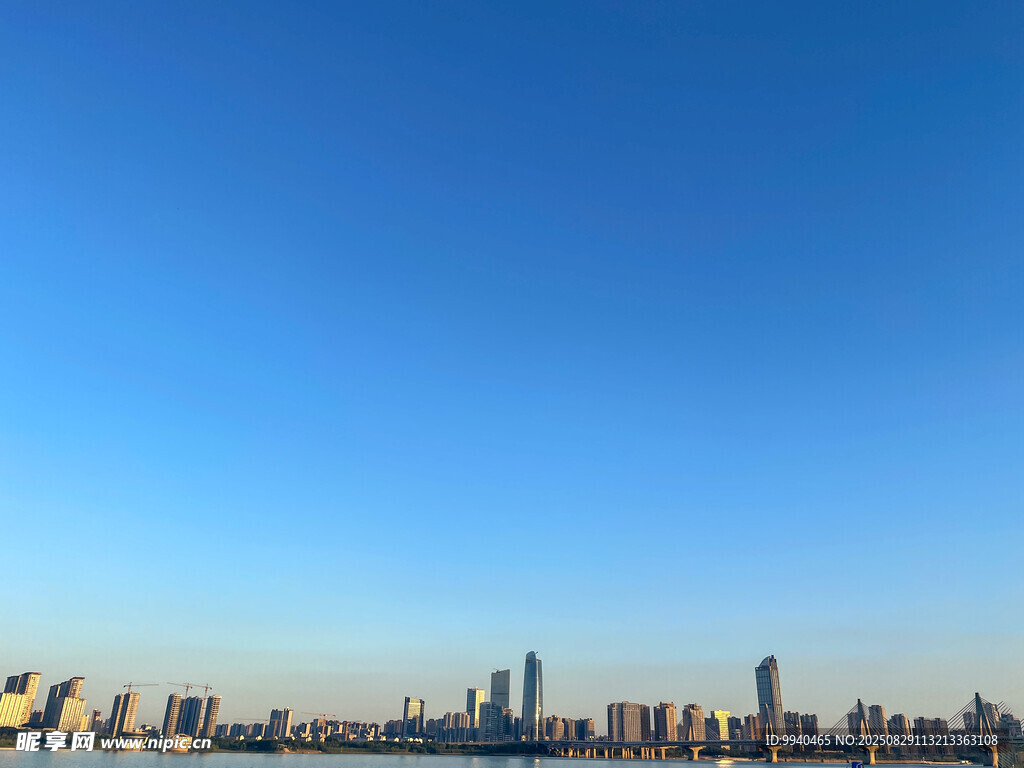 城市天际线与晴朗蓝天