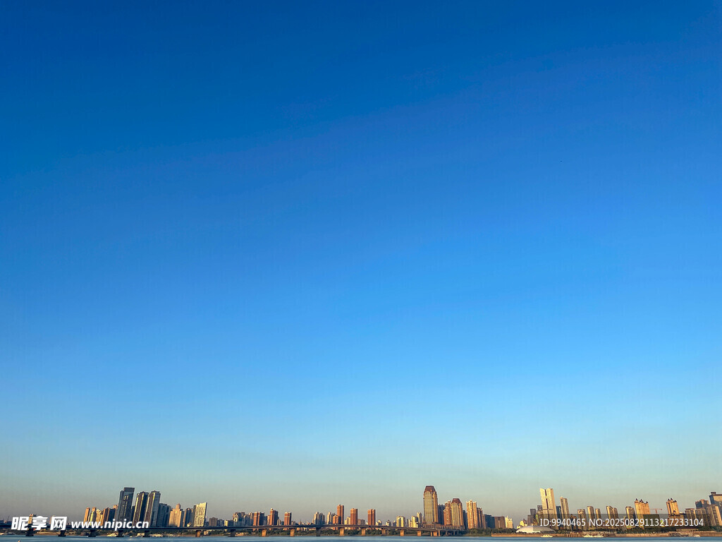 城市天际线与湛蓝天空