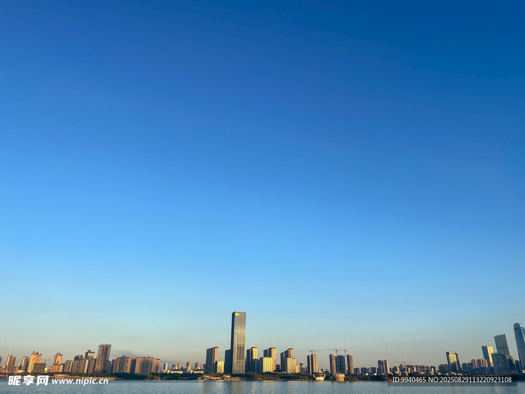城市天际线蓝天映衬美景