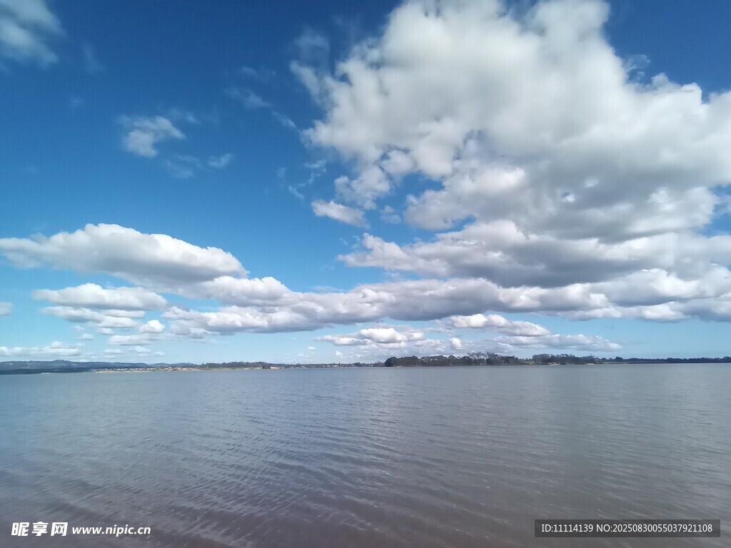蓝天白云下的海滨风景