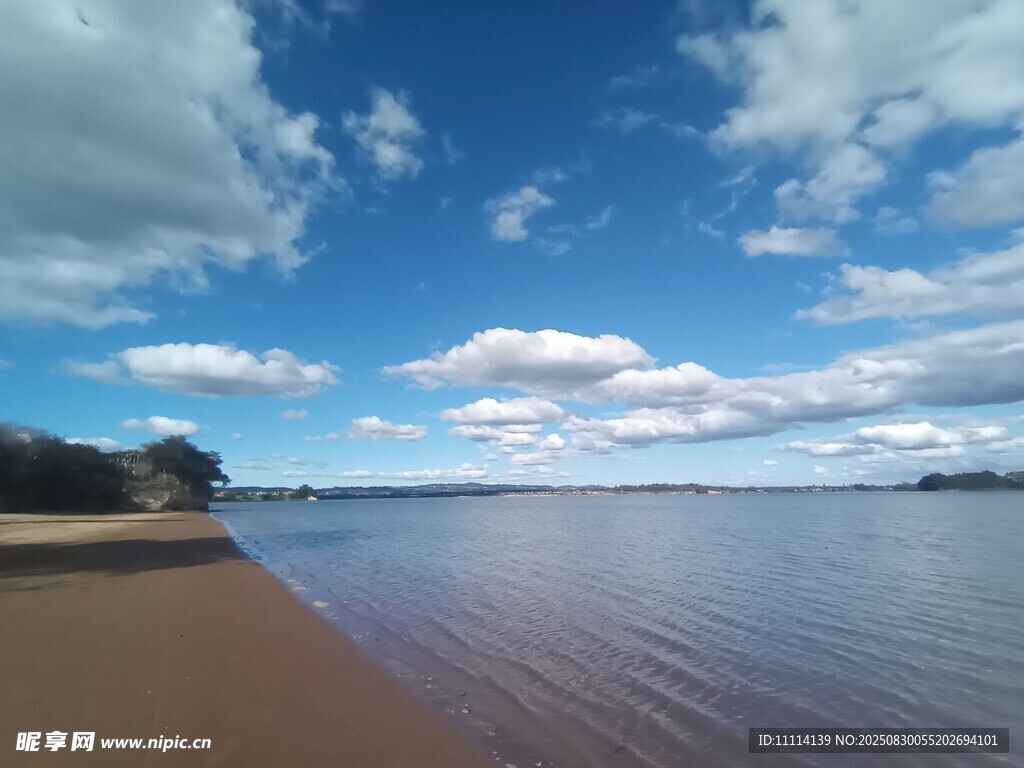 海滨蓝天美景