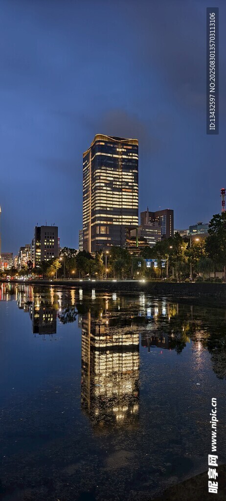 城市夜景倒影