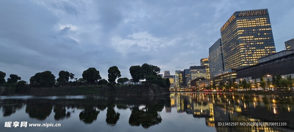 城市湖畔夜景倒影