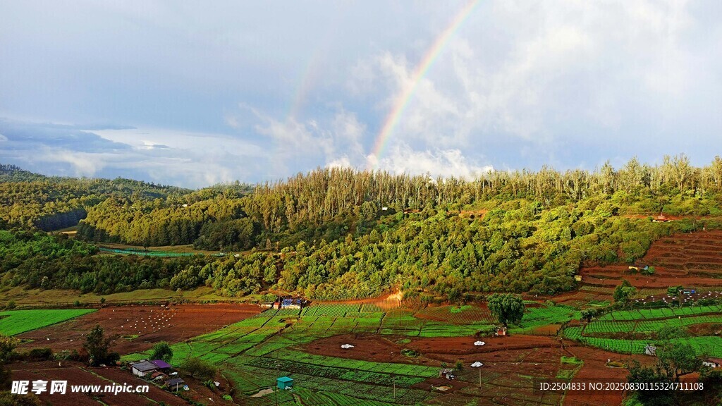 山间多彩梯田美景