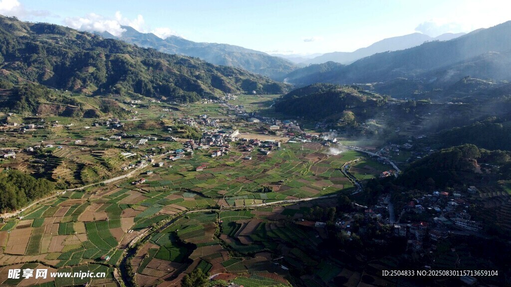 山间村落俯瞰美景