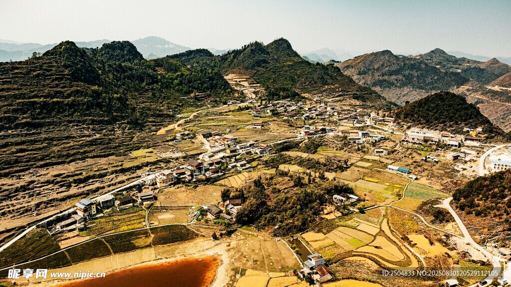 山间村落俯瞰美景