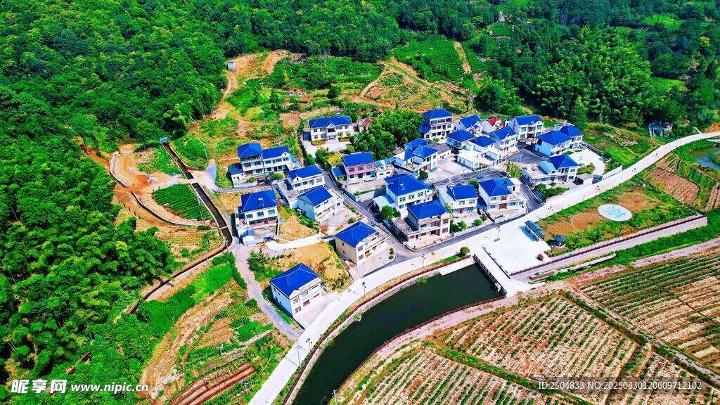航拍青山环绕的村落景观