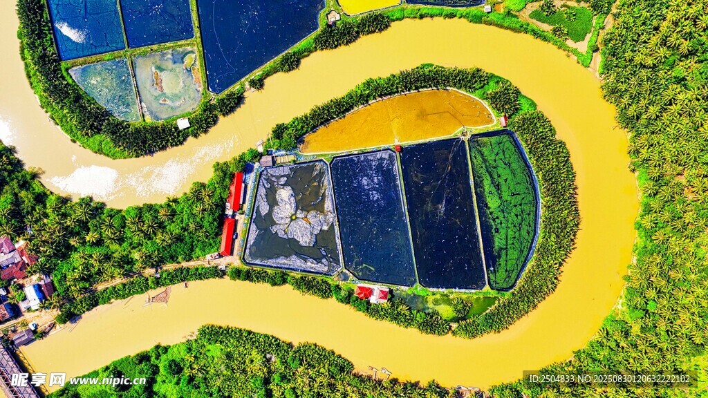 空中俯瞰农田与建筑景观