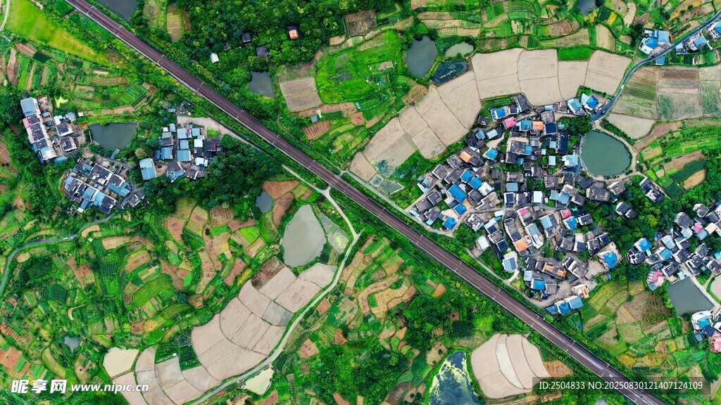 俯瞰乡村建筑与道路景观
