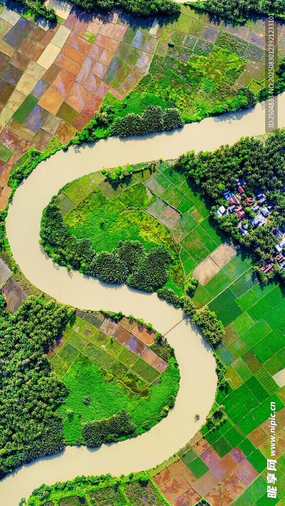 蜿蜒河流穿多彩田园